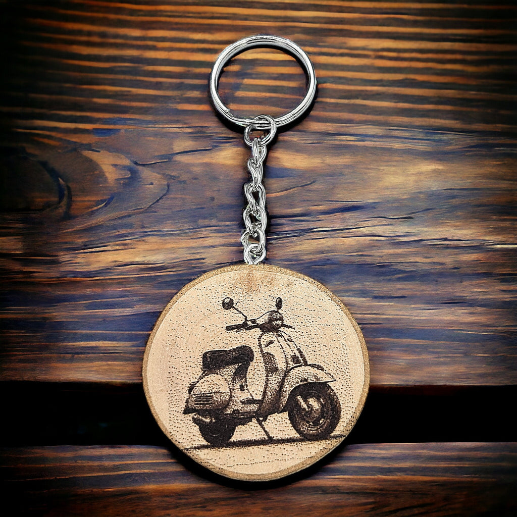 Legendärer Vespa Scooter Handgefertigter und naturbelassener Einzelstück Schlüsselanhänger aus Holz