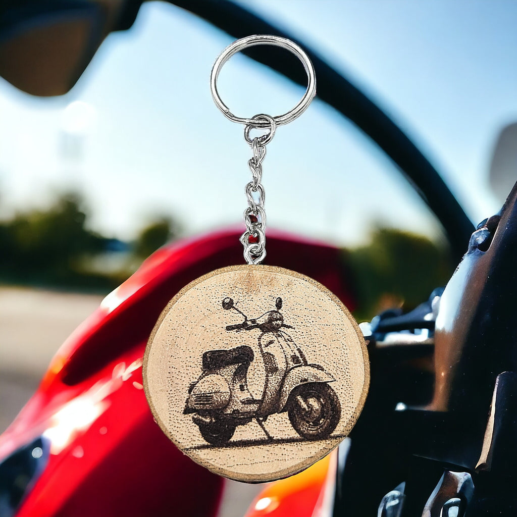 Legendärer Vespa Scooter Handgefertigter und naturbelassener Einzelstück Schlüsselanhänger aus Holz