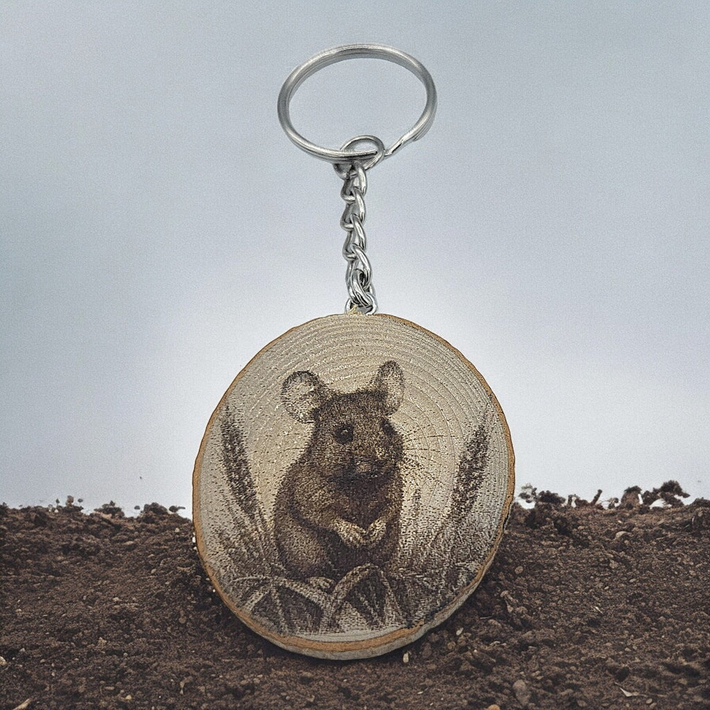 Feldmaus Handgefertigter und naturbelassener Einzelstück Lasergravierter Schlüsselanhänger aus Holz