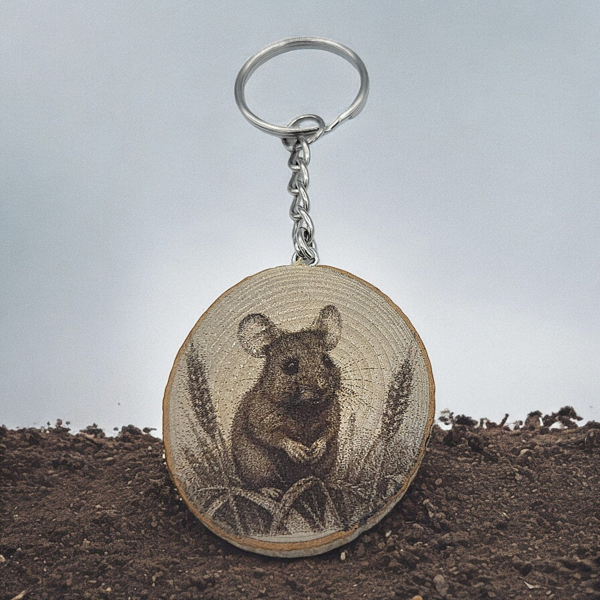 Feldmaus Handgefertigter und naturbelassener Einzelstück Lasergravierter Schlüsselanhänger aus Holz