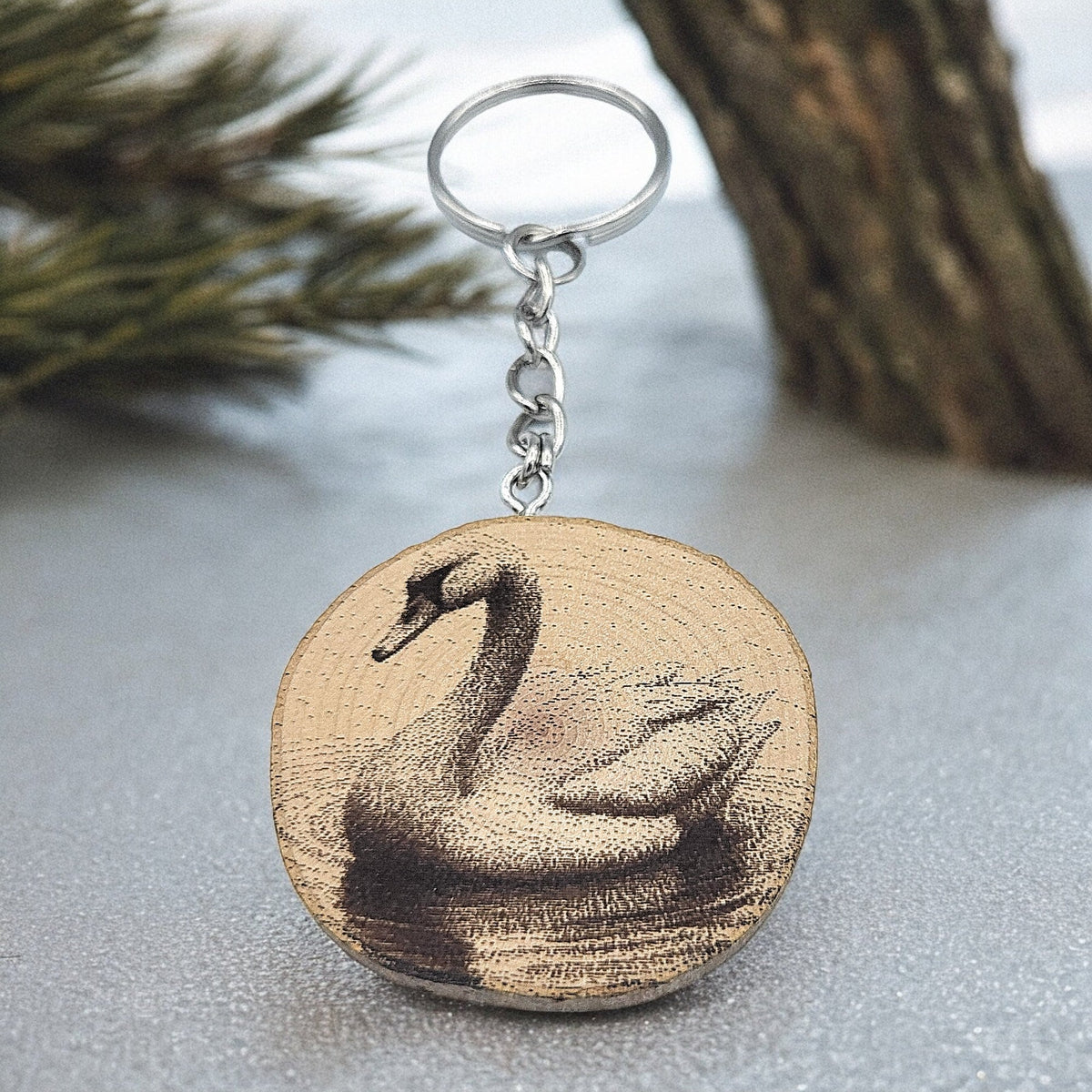 Der Schwan Handgefertigter und naturbelassener Einzelstück Lasergravierter Schlüsselanhänger aus Holz
