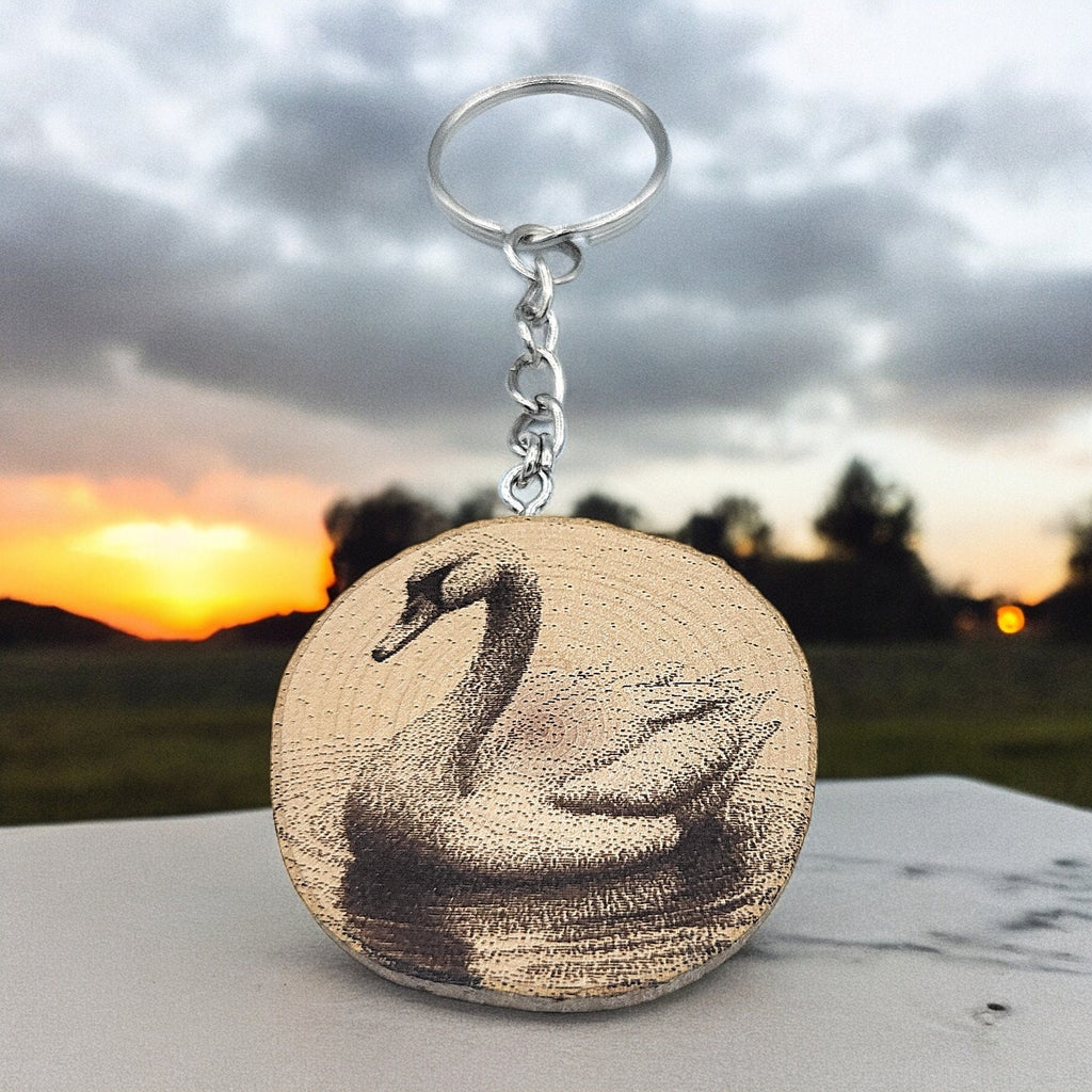 Der Schwan Handgefertigter und naturbelassener Einzelstück Lasergravierter Schlüsselanhänger aus Holz