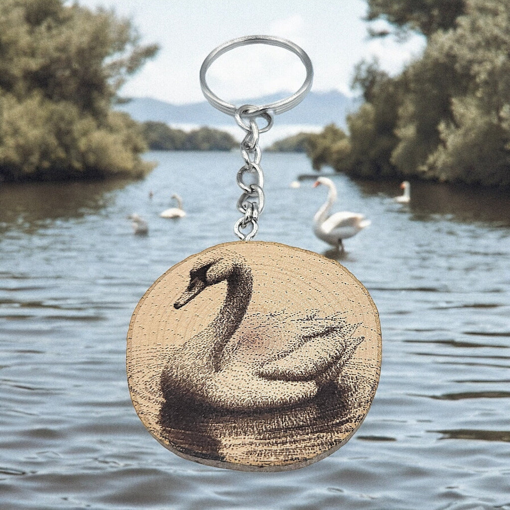 Der Schwan Handgefertigter und naturbelassener Einzelstück Lasergravierter Schlüsselanhänger aus Holz