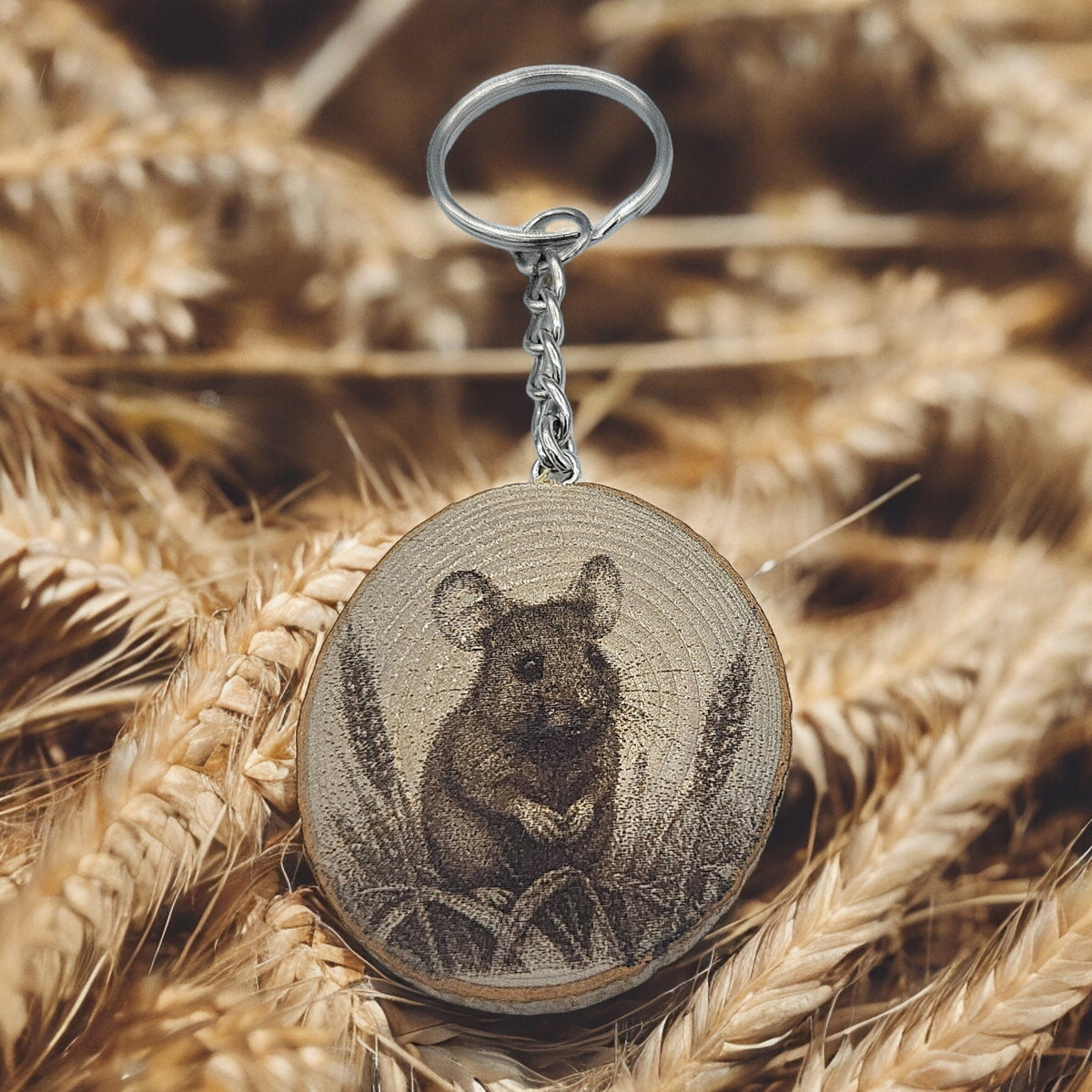 Feldmaus Handgefertigter und naturbelassener Einzelstück Lasergravierter Schlüsselanhänger aus Holz