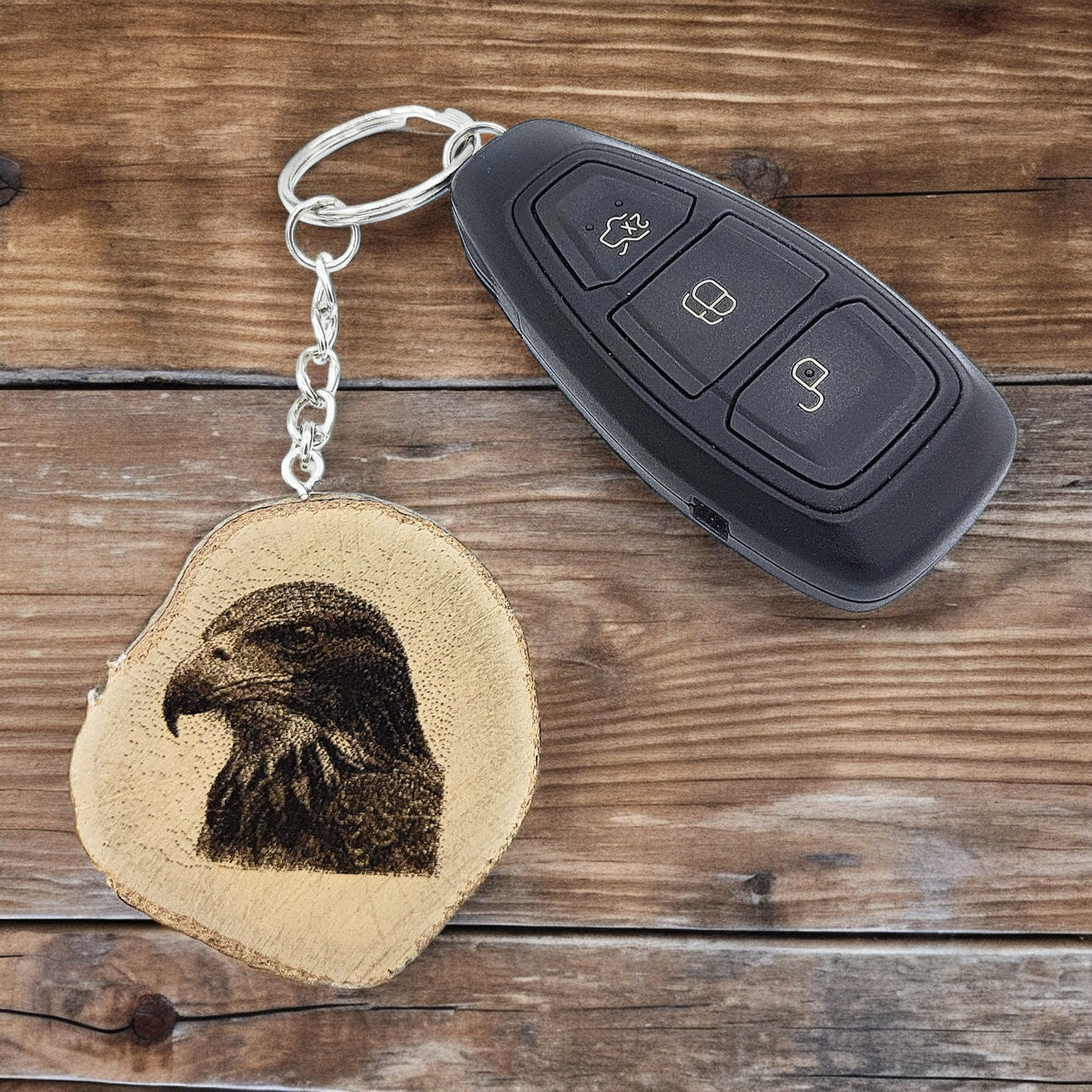 Der Bussard - Handgefertigter und naturbelassener Einzelstück Lasergravierter Schlüsselanhänger aus Holz