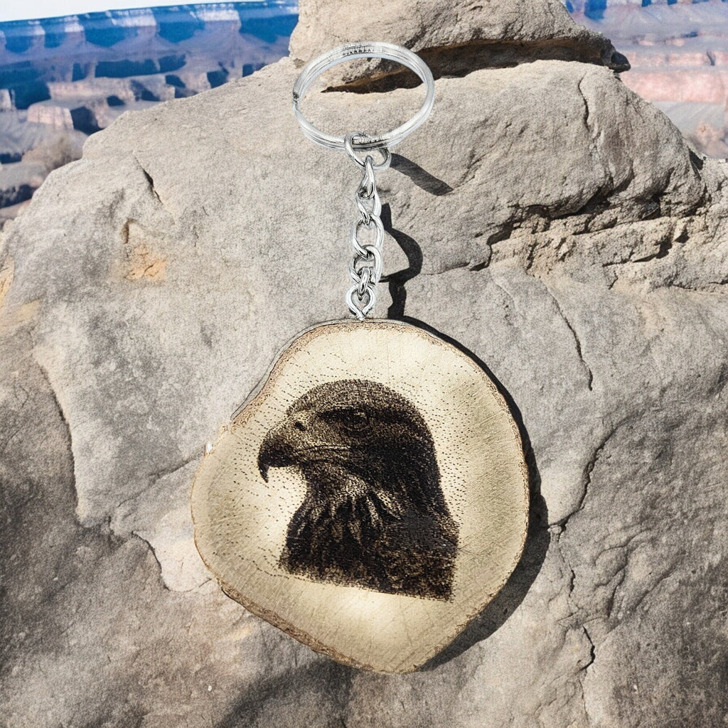 Der Bussard - Handgefertigter und naturbelassener Einzelstück Lasergravierter Schlüsselanhänger aus Holz