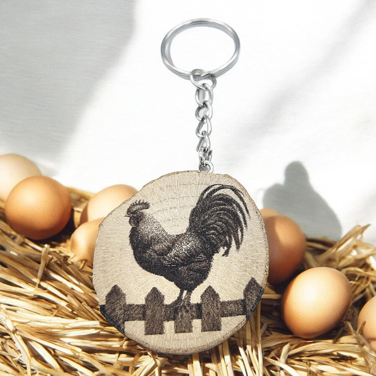 Hahn auf dem Zaun Handgefertigter und naturbelassener Einzelstück Lasergravierter Schlüsselanhänger aus Holz