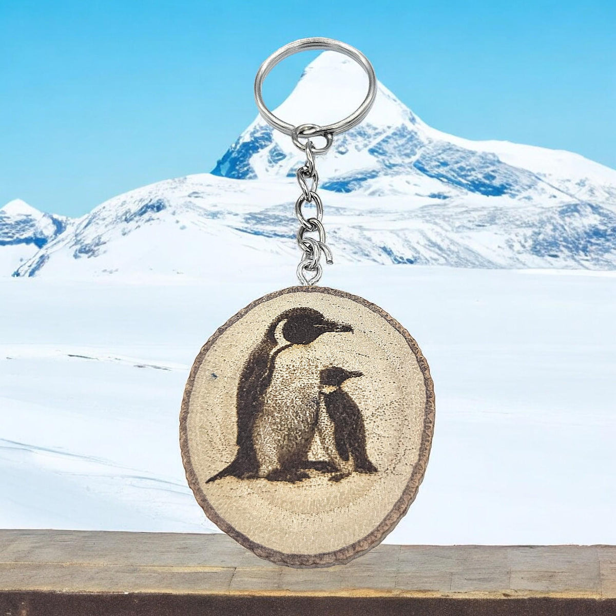 Kaiserpinguin Handgefertigter und naturbelassener Einzelstück Lasergravierter Schlüsselanhänger aus Holz
