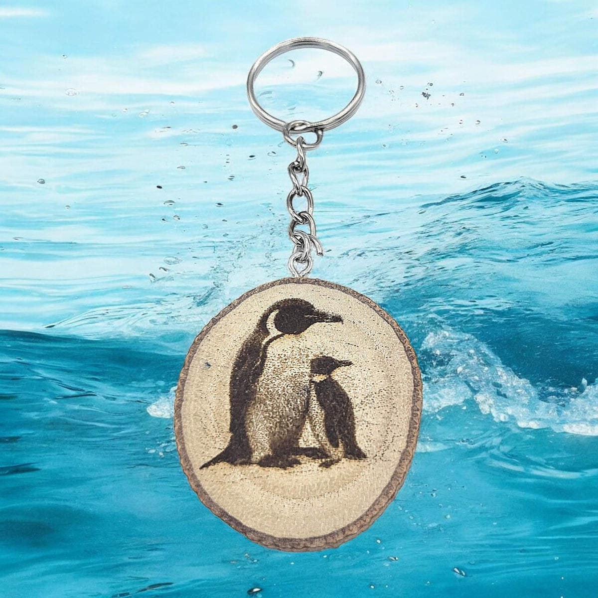Kaiserpinguin Handgefertigter und naturbelassener Einzelstück Lasergravierter Schlüsselanhänger aus Holz