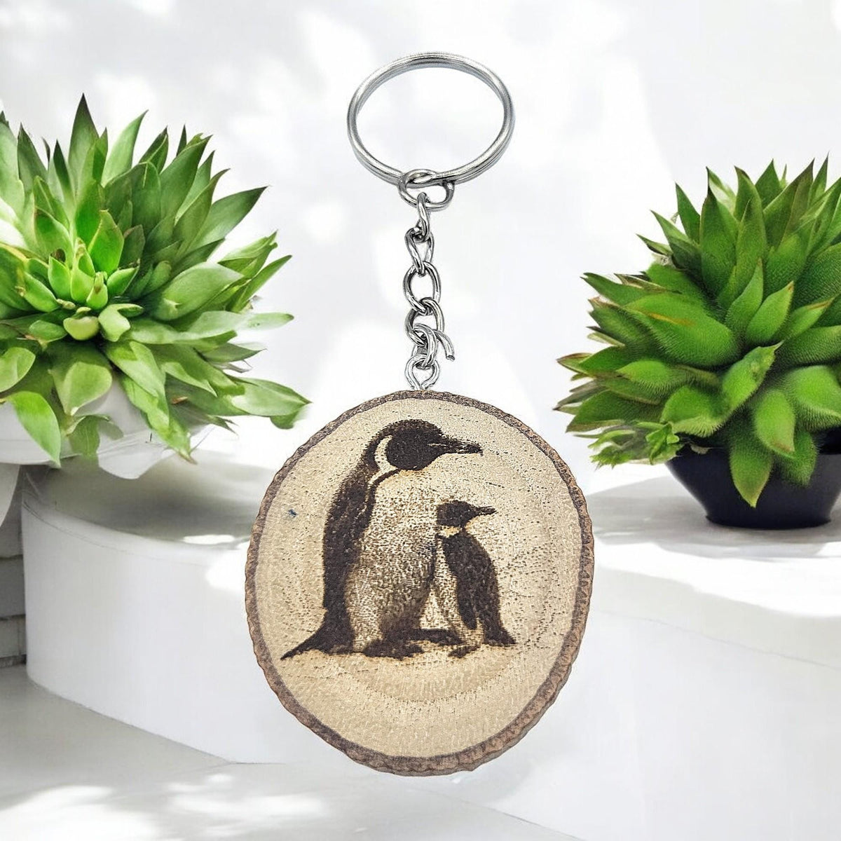 Kaiserpinguin Handgefertigter und naturbelassener Einzelstück Lasergravierter Schlüsselanhänger aus Holz