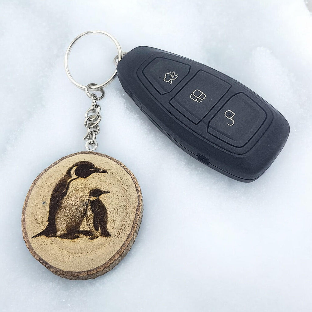 Kaiserpinguin Handgefertigter und naturbelassener Einzelstück Lasergravierter Schlüsselanhänger aus Holz