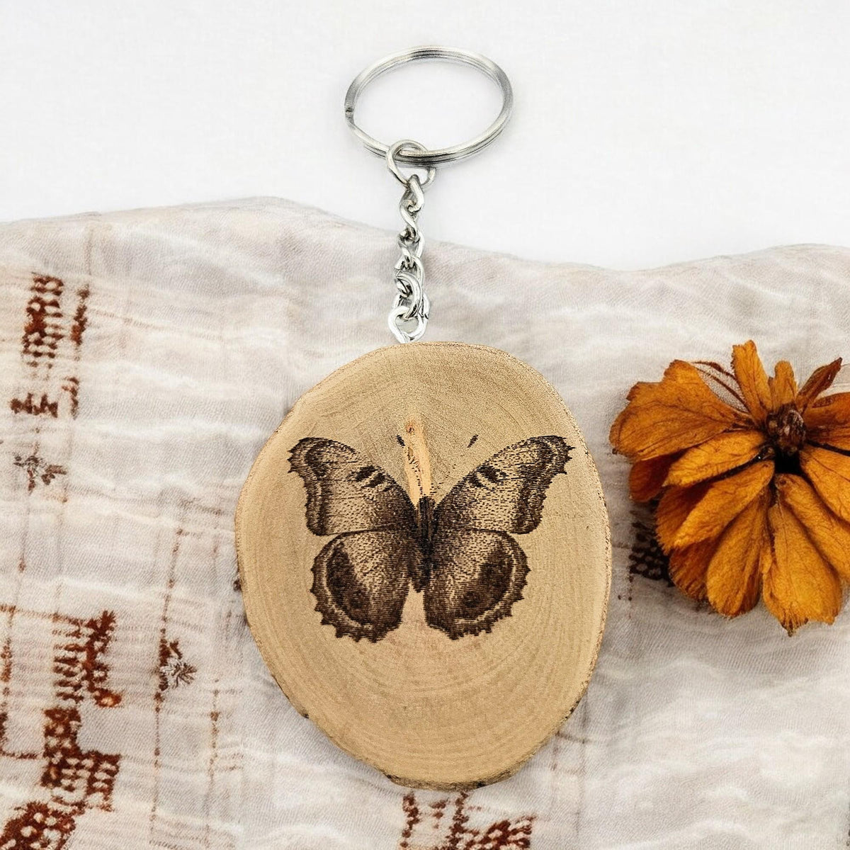 Tagpfauenauge Schmetterling Handgefertigter und naturbelassener Einzelstück Lasergravierter Schlüsselanhänger aus Holz