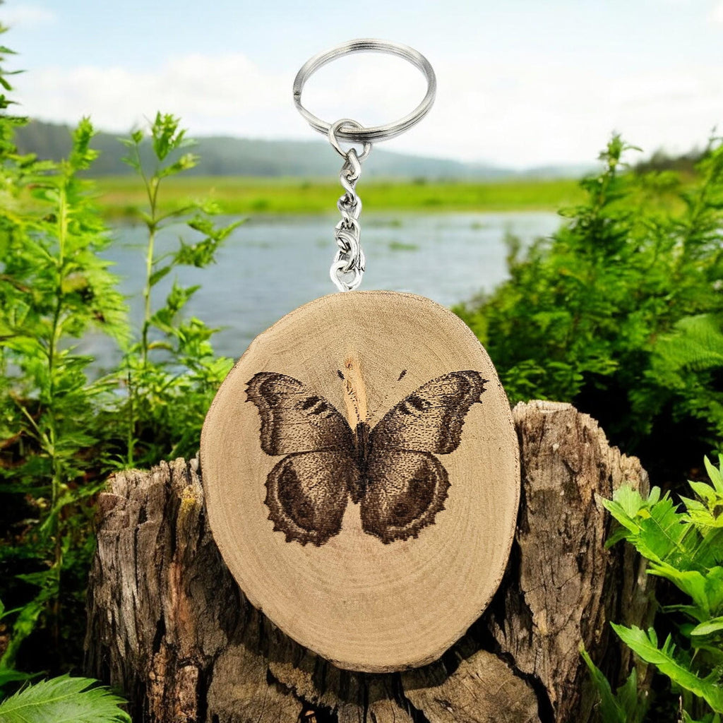 Tagpfauenauge Schmetterling Handgefertigter und naturbelassener Einzelstück Lasergravierter Schlüsselanhänger aus Holz