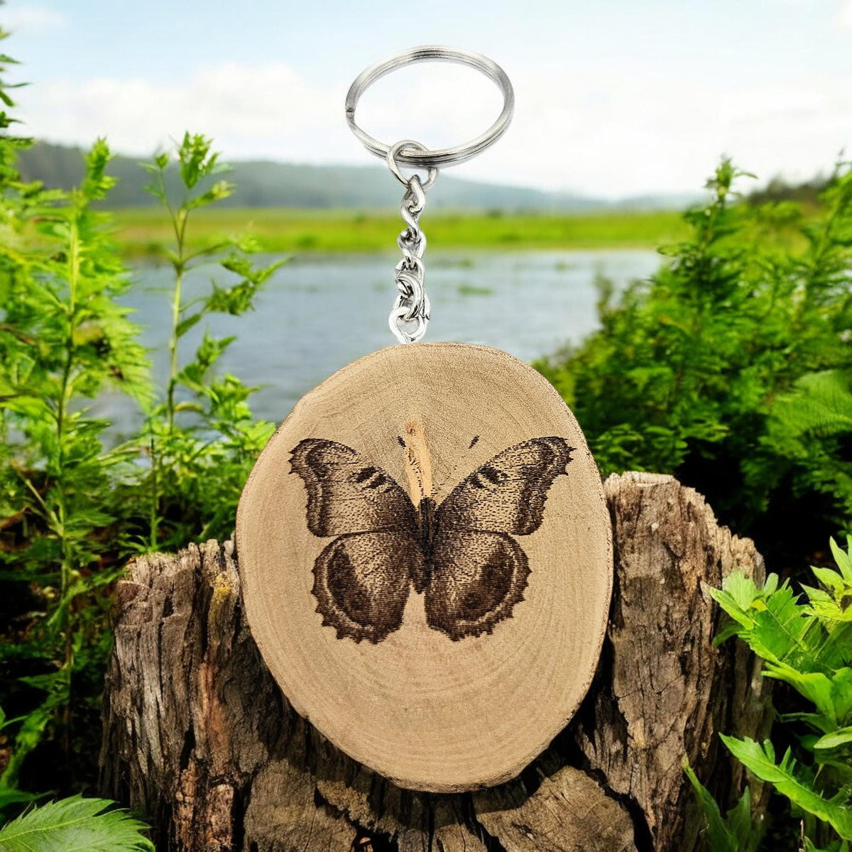 Tagpfauenauge Schmetterling Handgefertigter und naturbelassener Einzelstück Lasergravierter Schlüsselanhänger aus Holz