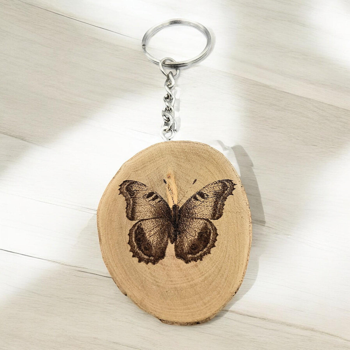 Tagpfauenauge Schmetterling Handgefertigter und naturbelassener Einzelstück Lasergravierter Schlüsselanhänger aus Holz