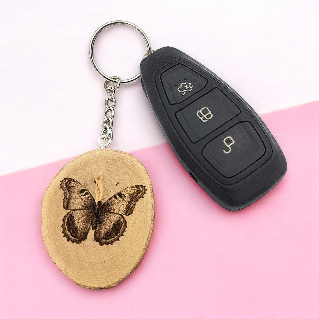 Tagpfauenauge Schmetterling Handgefertigter und naturbelassener Einzelstück Lasergravierter Schlüsselanhänger aus Holz