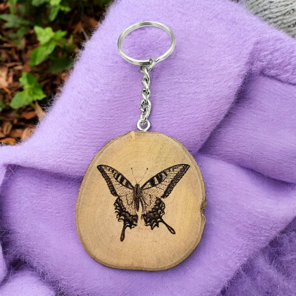 Ritterfalter Schmetterling Handgefertigter und naturbelassener Einzelstück Lasergravierter Schlüsselanhänger aus Holz