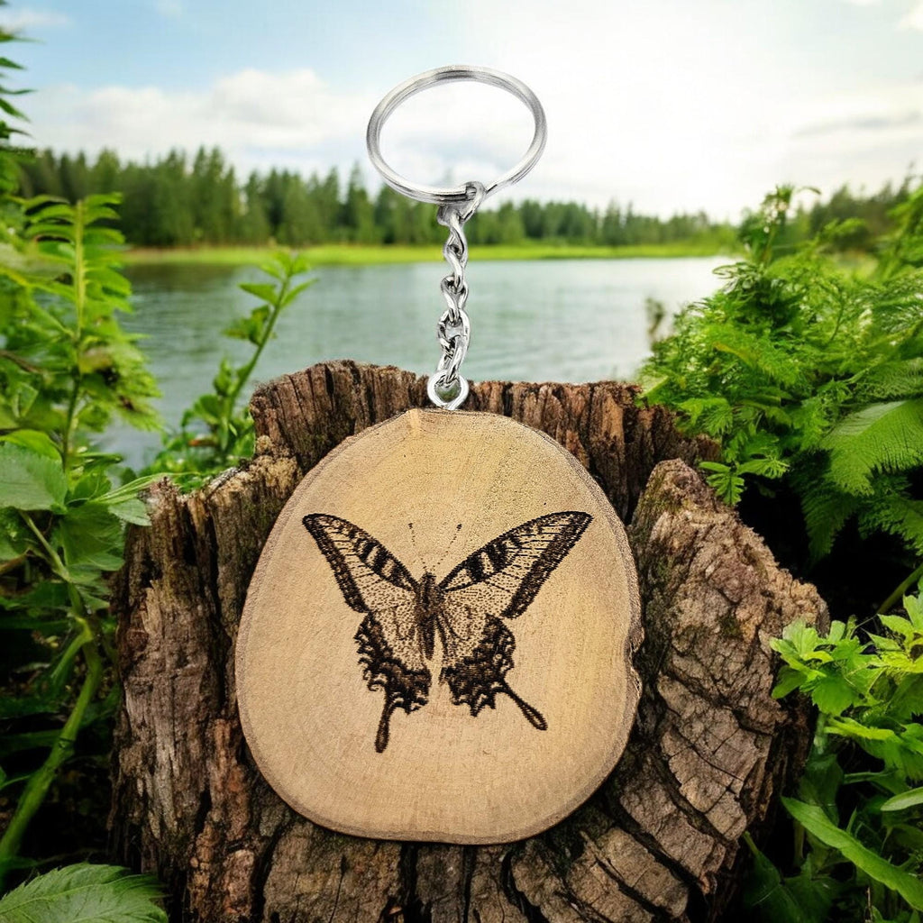 Ritterfalter Schmetterling Handgefertigter und naturbelassener Einzelstück Lasergravierter Schlüsselanhänger aus Holz