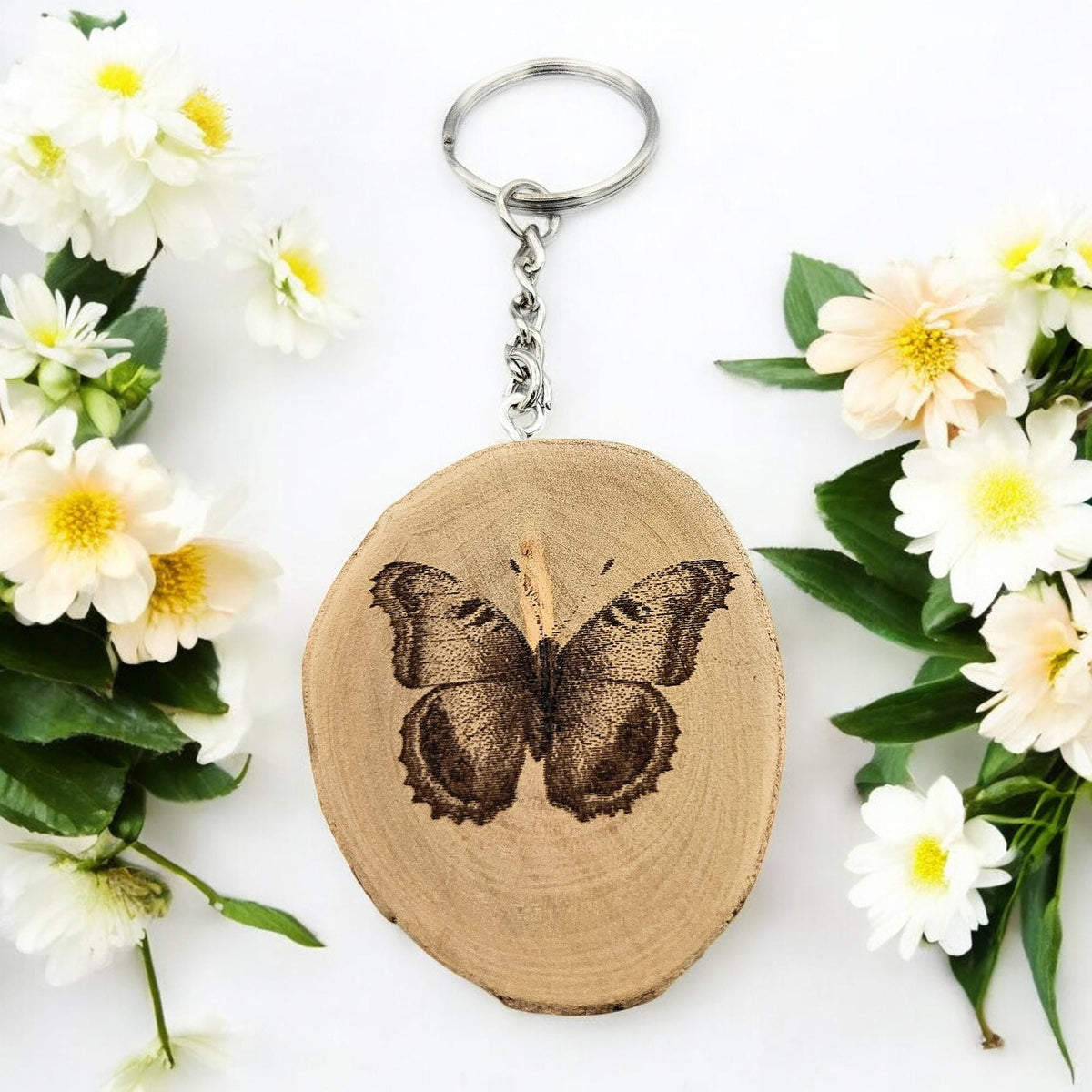 Tagpfauenauge Schmetterling Handgefertigter und naturbelassener Einzelstück Lasergravierter Schlüsselanhänger aus Holz
