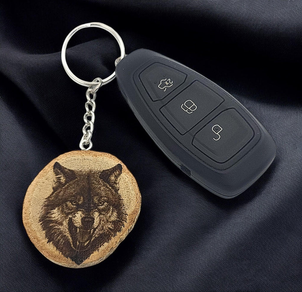 Der Timberwolf - Handgefertigter und naturbelassener Einzelstück Lasergravierter Schlüsselanhänger aus Holz